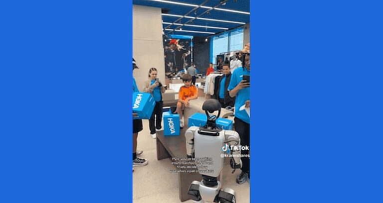 insanoid-robot-ayakkabi-magazasinda-herkesi-sasirtti-lqcjYbWq.jpg