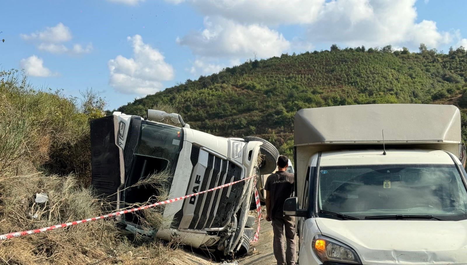 arnavutkoyde hafriyat kamyonu devrildi A5hn9TKk