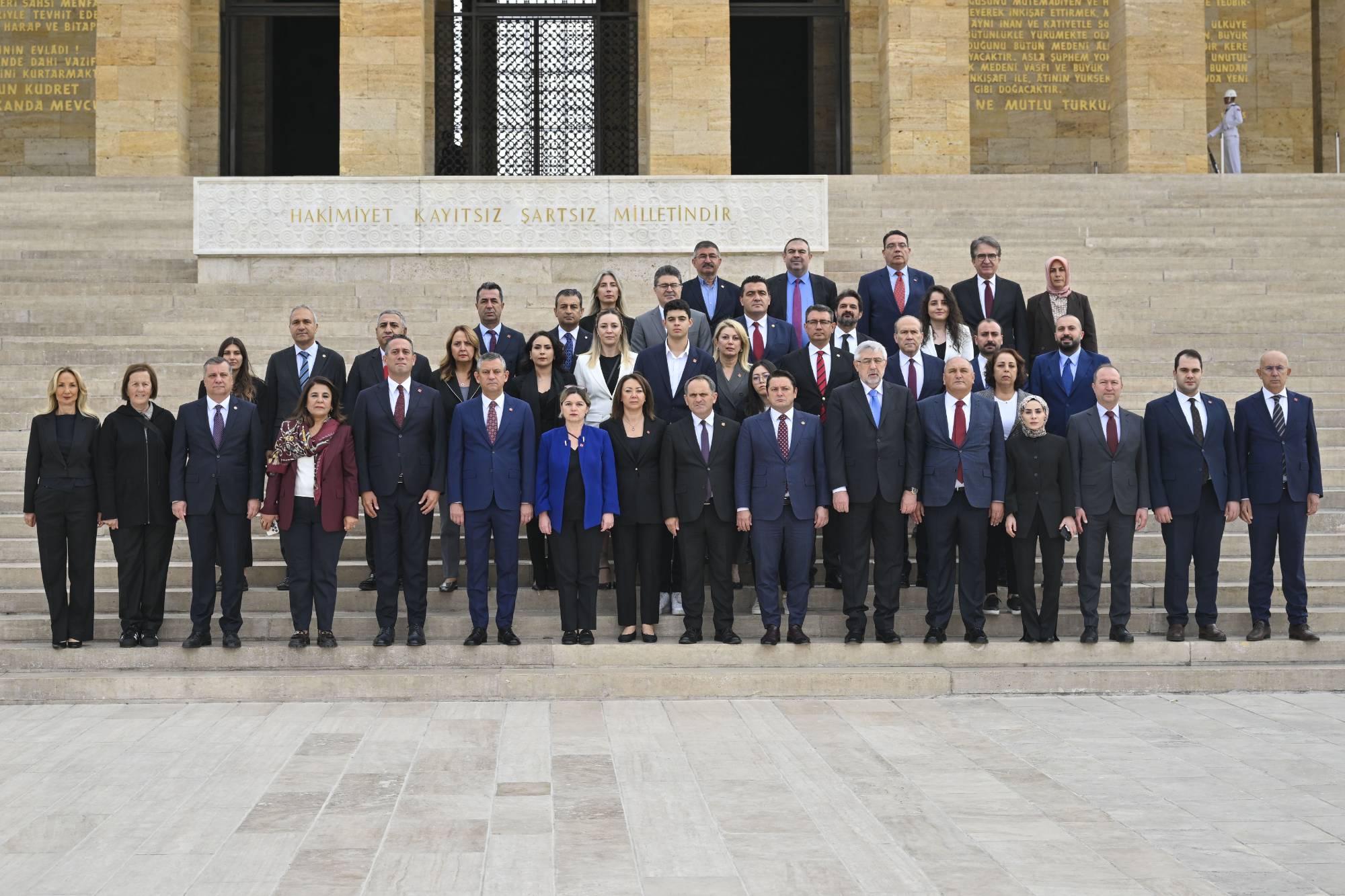 chp lideri ozel yeni pm ve ydk uyeleriyle anitkabiri ziyaret etti 19 mart sivil darbe tesebbusune karsi verdigimiz mucadeleyi kararlilikla surduruyoruz t3yaPvC7