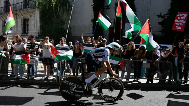 israilli bisikletcilerin ispanyadaki zor anlari la vueltada protesto edildiler T8shxhjq