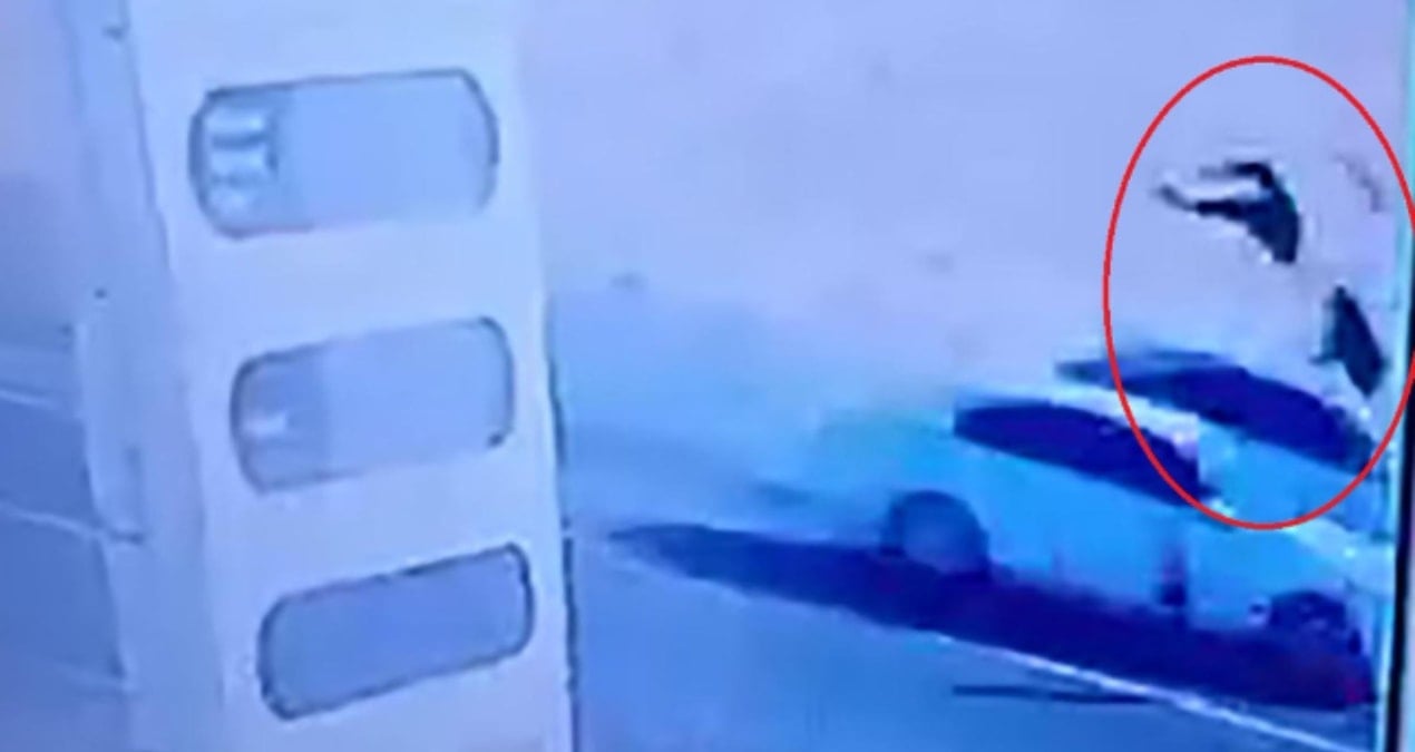 yola firlayan cocuklari kurtarmak isteyen genc yasamini yitirdi fbF9SRAi