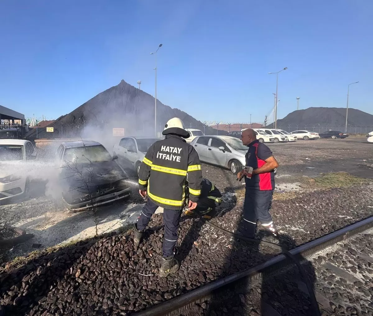 hatayda park halindeki otomobil alevlere teslim oldu VdsbWStj.jpg