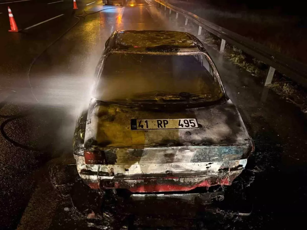 tem otoyolunda yangin bir otomobil kul oldu nw3Ts4vg.jpg