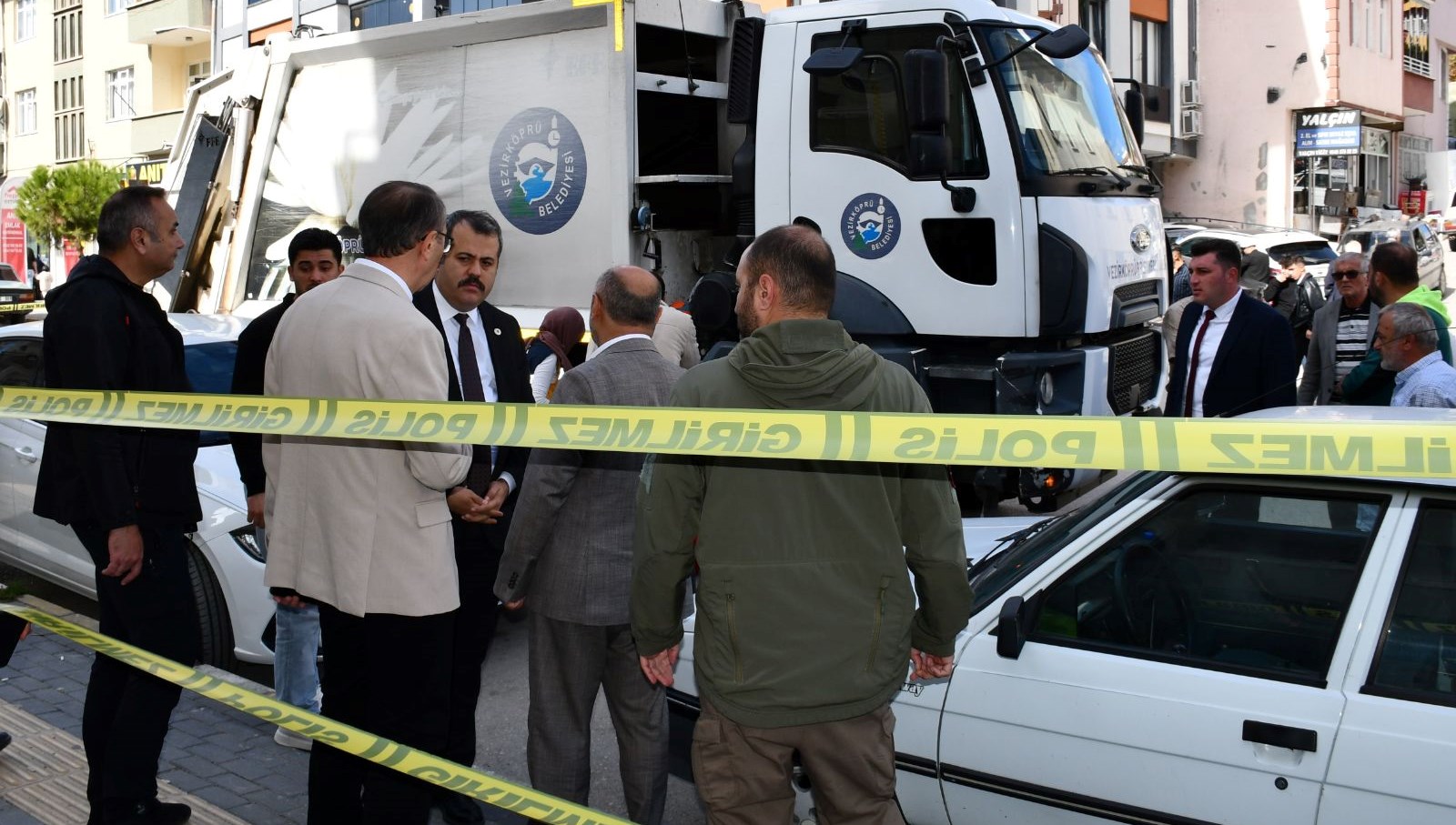 yasli adam cop kamyonunun altinda kaldi H5vFMOp8.jpg