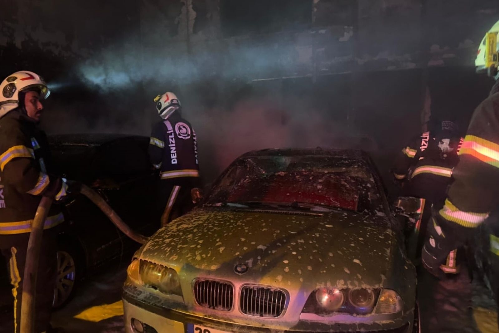 denizlide oto galeride 5 luks otomobil yanarak zarar gordu GTFDirbP.jpg