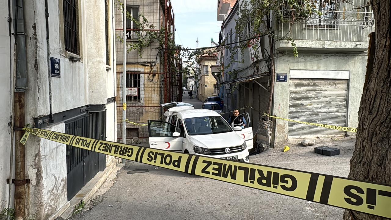 izmirde yol verme kavgasi bir kisi yaralandi 2kiyKgiZ.jpg