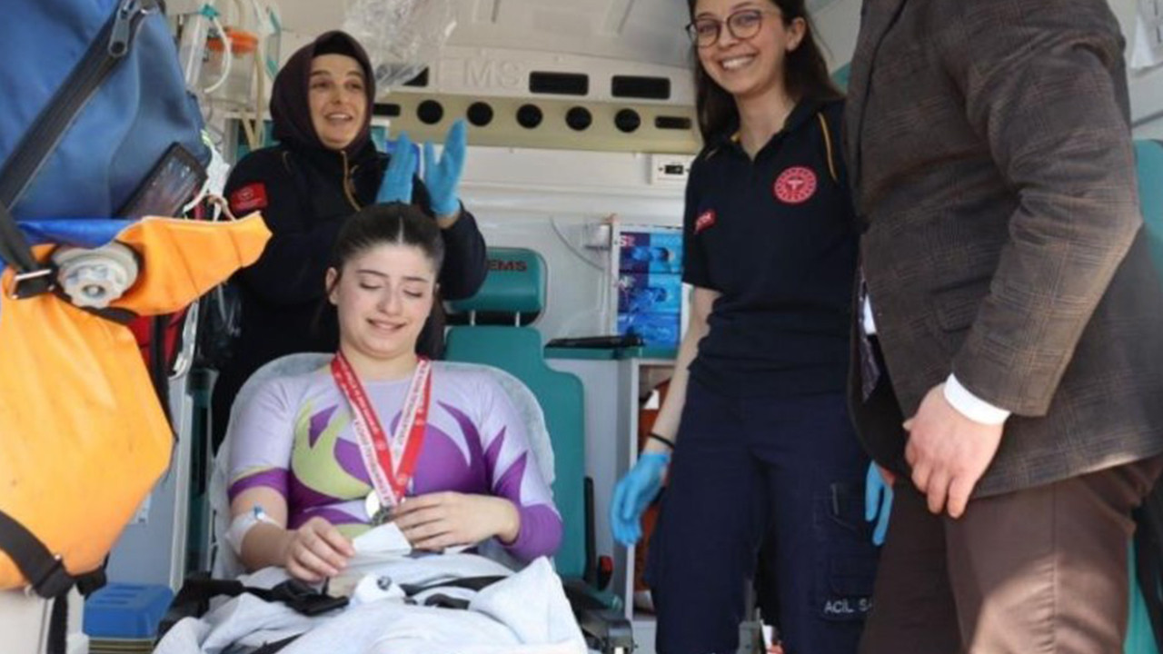 Yarışma Esnasında Sakatlanan Genç Cimnastikçi Madalyasını Ambulans İçinde Aldı