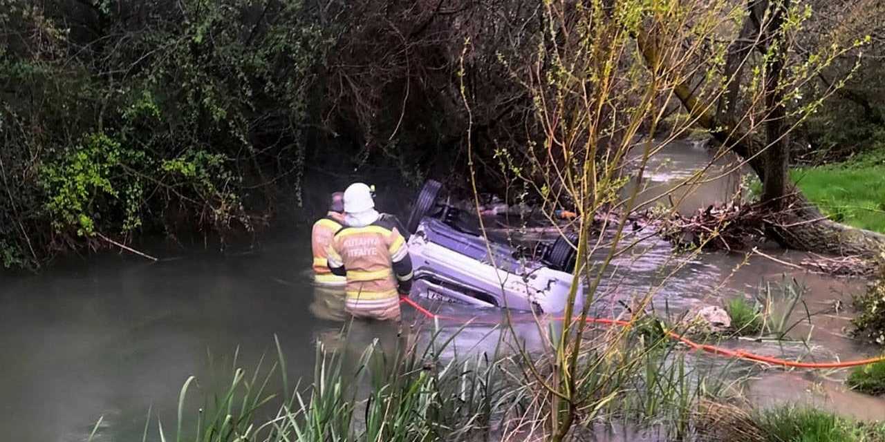 Kütahya’da Kontrolden Çıkan Araç Porsuk Çayı’na Uçtu: 1 Ölü, 1 Yaralı