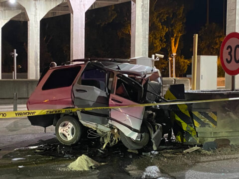 Adanada korkunc kaza beton bariyere carpti eFpw54Xk
