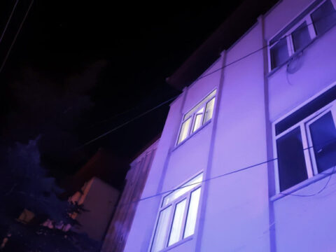 Esi eve almadi catidan girmek ister qloi